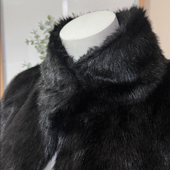 Elegant Black Faux Fur Jacket - Picture 6 of 7